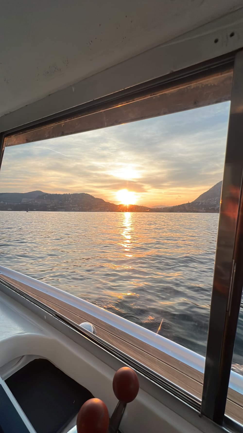 A Taste of Luxury: 60 Minutes on the Waters of Lake Como