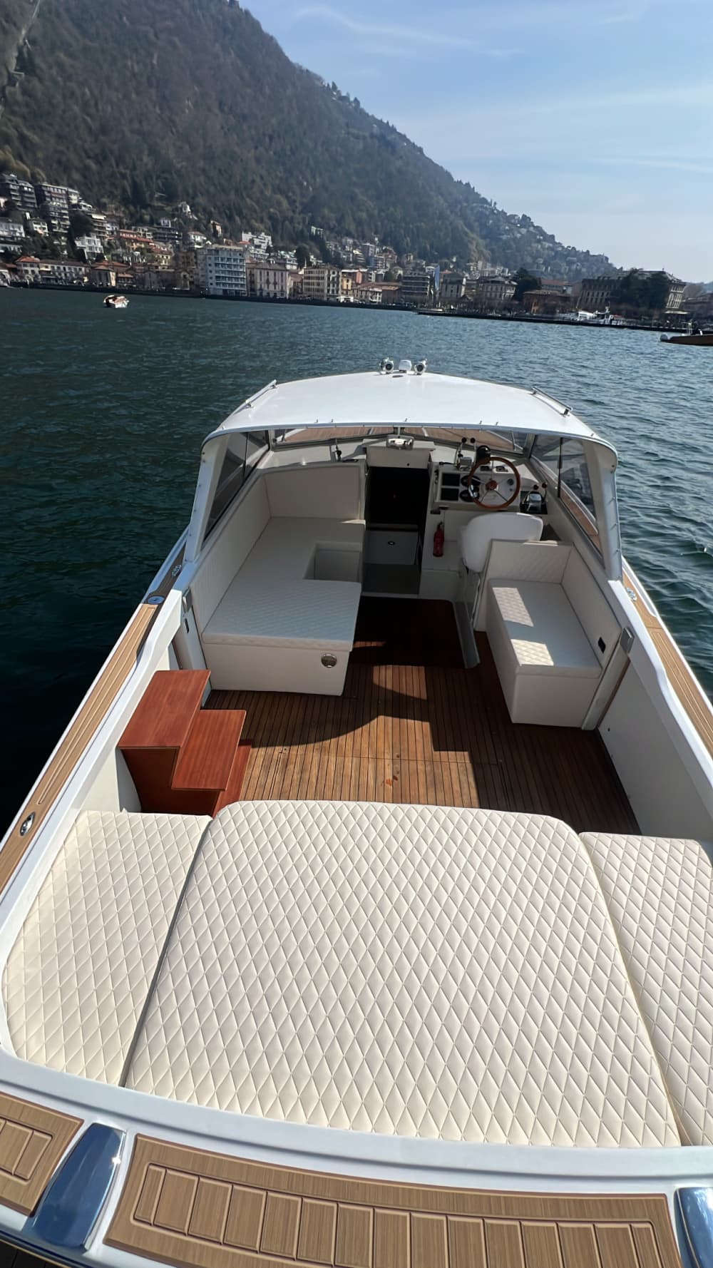 A Taste of Luxury: 60 Minutes on the Waters of Lake Como