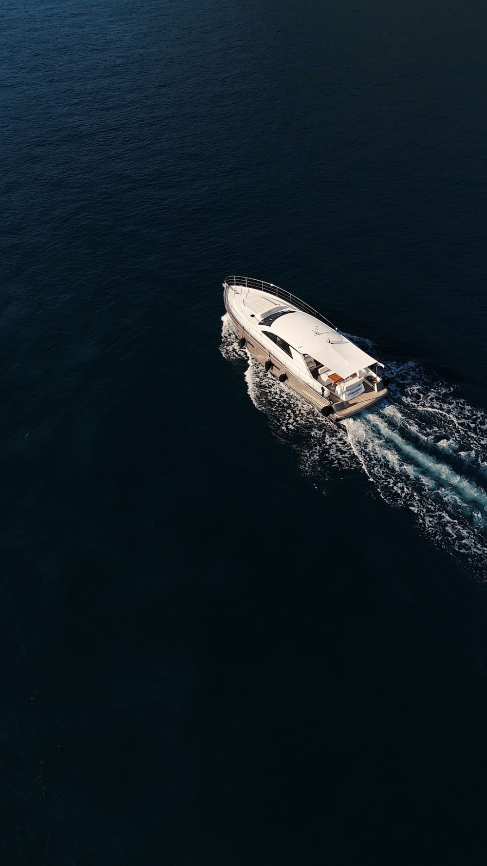 Vivi per le onde: una gita di mezza giornata a Tivat a bordo di uno yacht a motore.