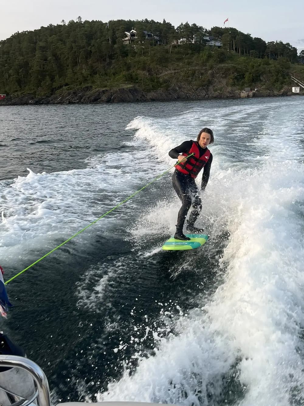 Súbete a la ola de Oslo: experiencia de Wake Surf y Après-Surf en el fiordo (6h)