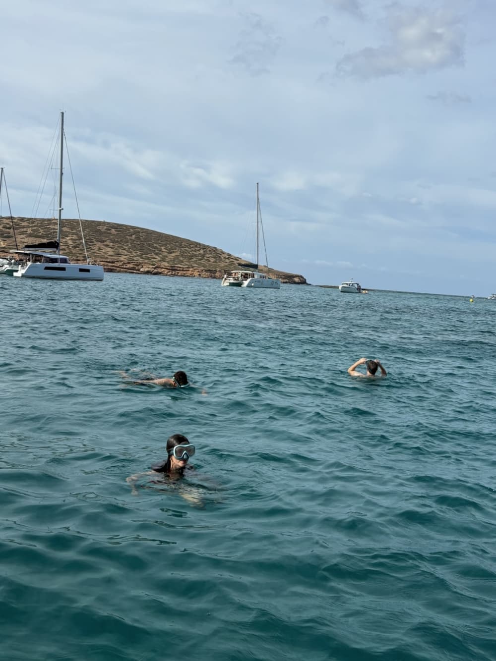 En dag med vänner på en privat båt – 8 timmar med vikar, musik och nöjen