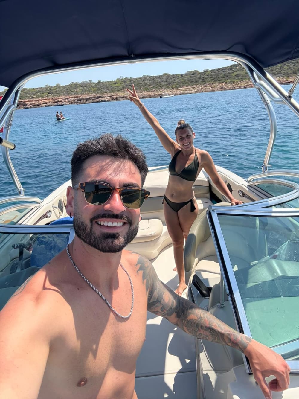 En dag med vänner på en privat båt – 8 timmar med vikar, musik och nöjen