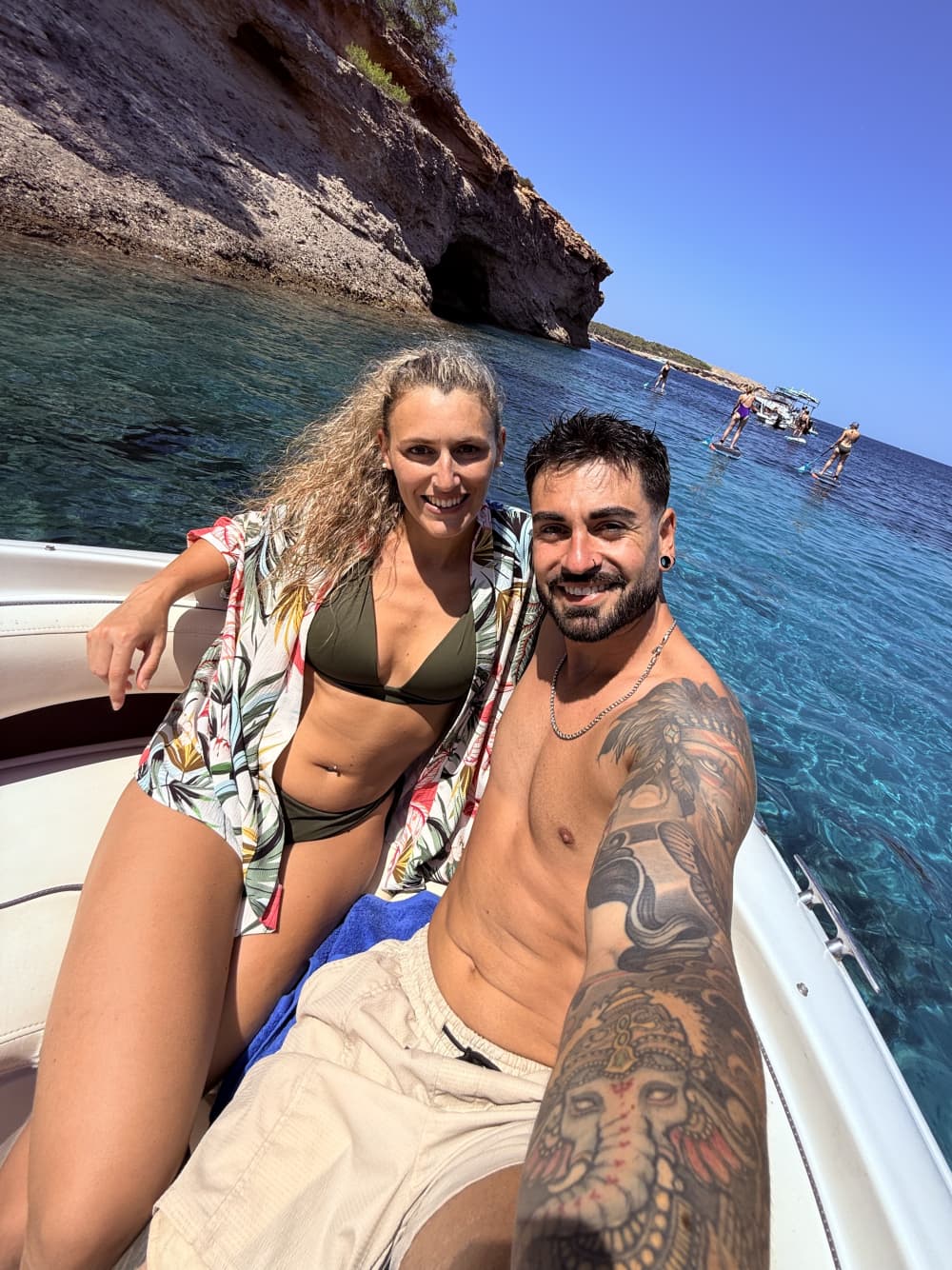 Семейный план — 5-часовая частная прогулка на лодке — безопасный и увлекательный опыт наслаждения морем для взрослых и детей.