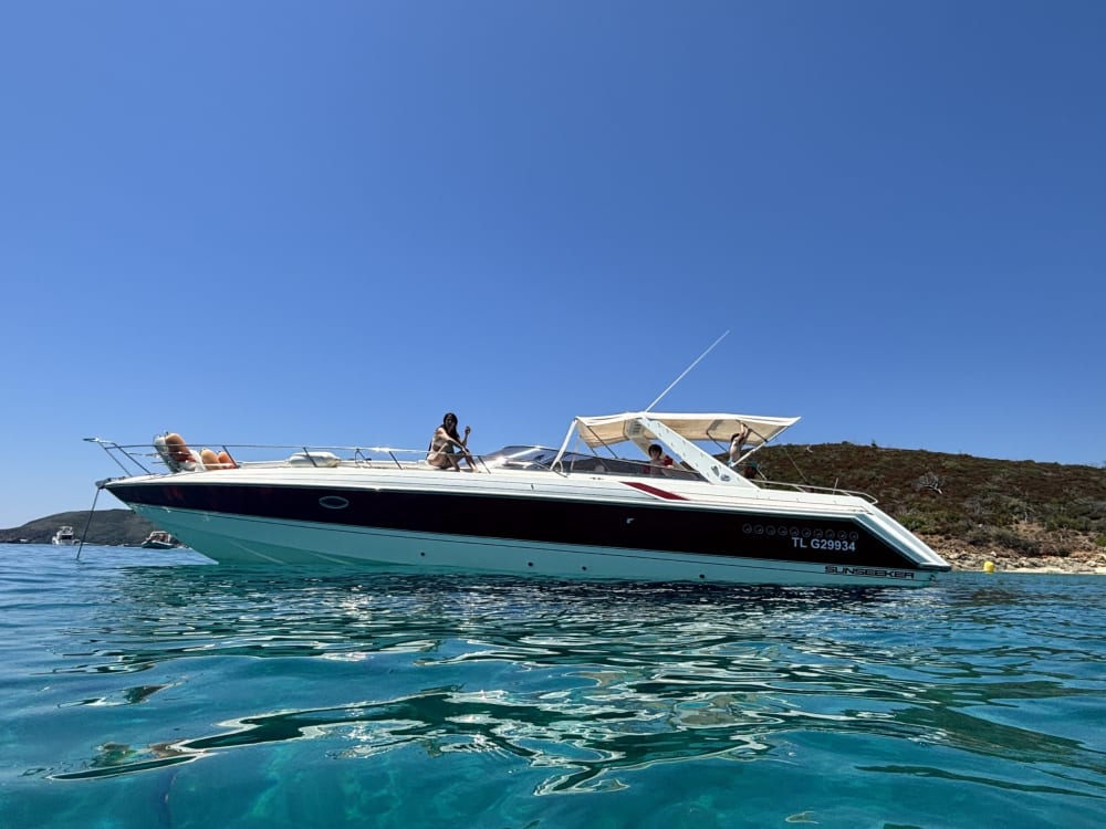 Una giornata alla scoperta di Saint-Tropez: goditi 8 ore di esplorazione a bordo di un motoscafo.