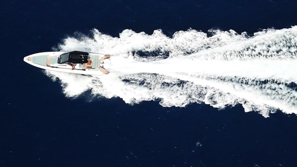Blanc, bleu et divin : une journée complète sur un bateau à moteur