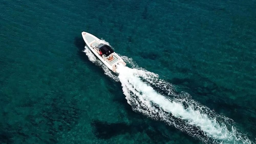 Blanc, bleu et divin : une journée complète sur un bateau à moteur
