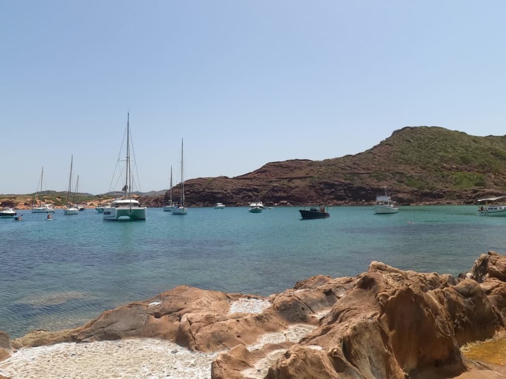 Escursione pomeridiana di 4 ore in mare da Fornells: pagaia, snorkeling e assapora i sapori locali
(BENZINA INCLUSA)