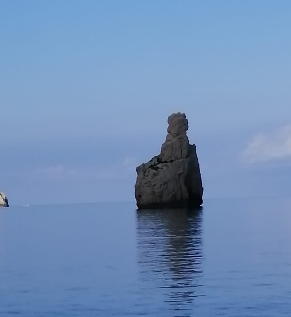 Passeio de 5 horas saindo de Santa Eulária, navegando pela costa até Tagomago
