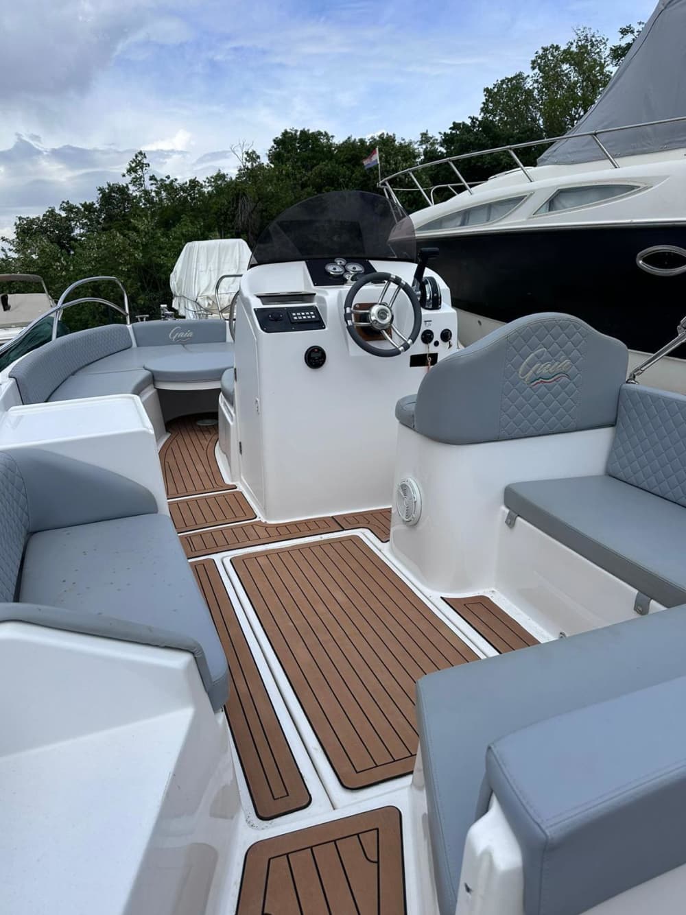 Utforska Porečs gömda vikarna på en motorbåt