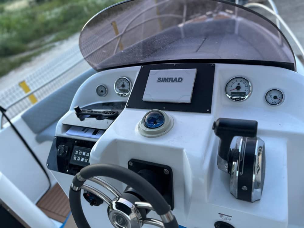 Utforska Porečs gömda vikarna på en motorbåt