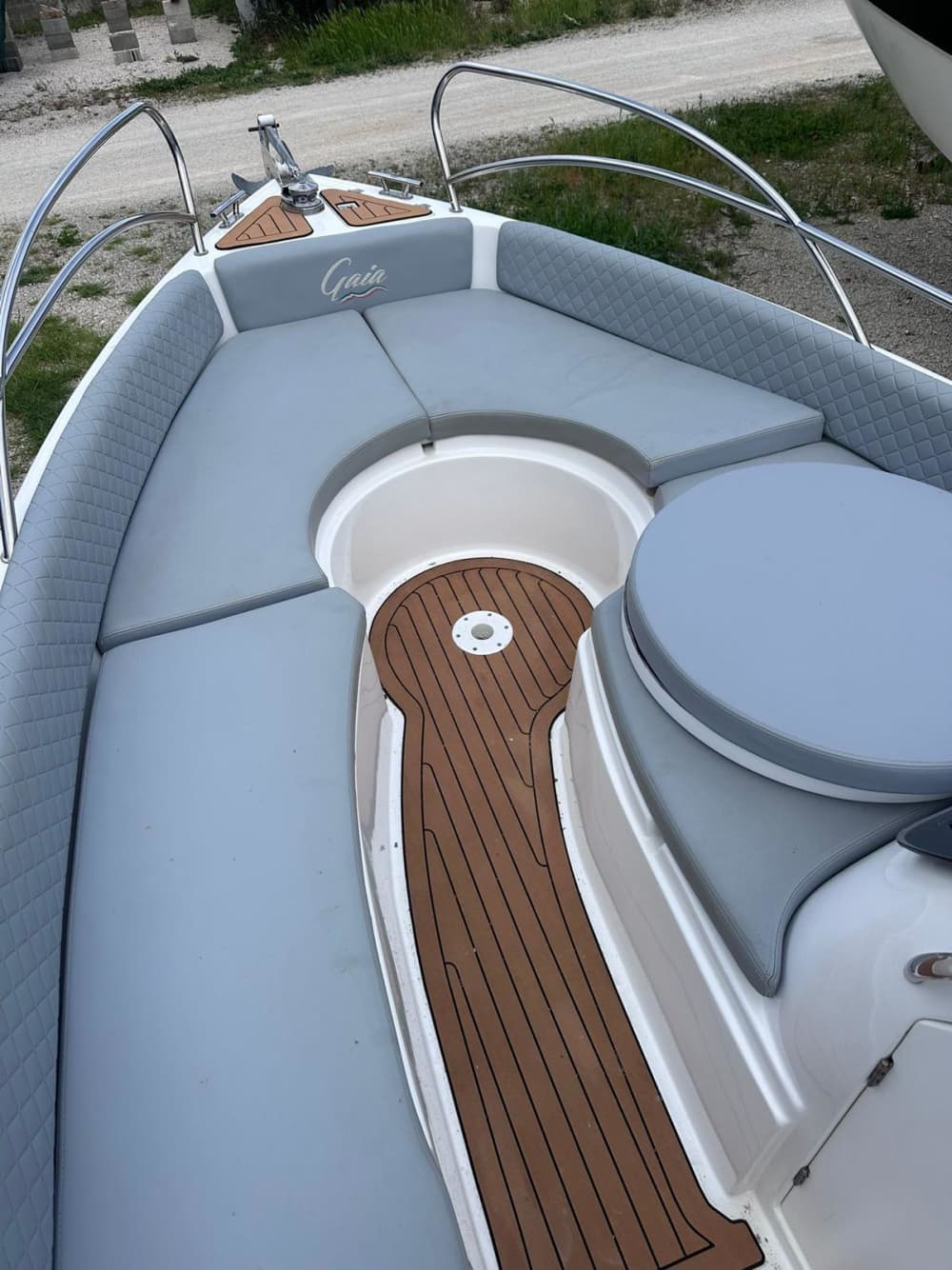 Utforska Porečs gömda vikarna på en motorbåt