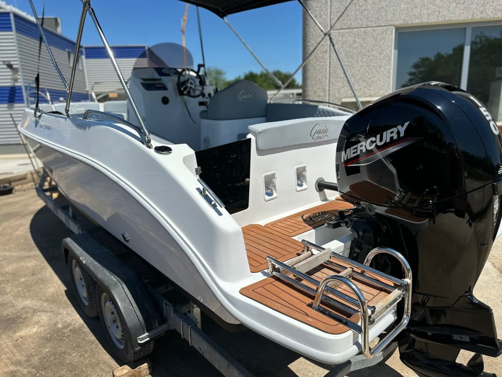 Utforska Porečs gömda vikarna på en motorbåt