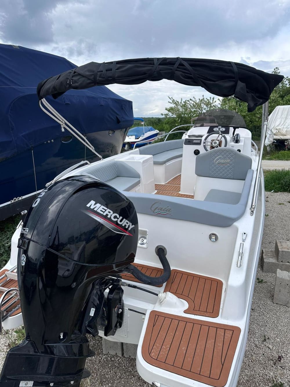 Utforska Porečs gömda vikarna på en motorbåt