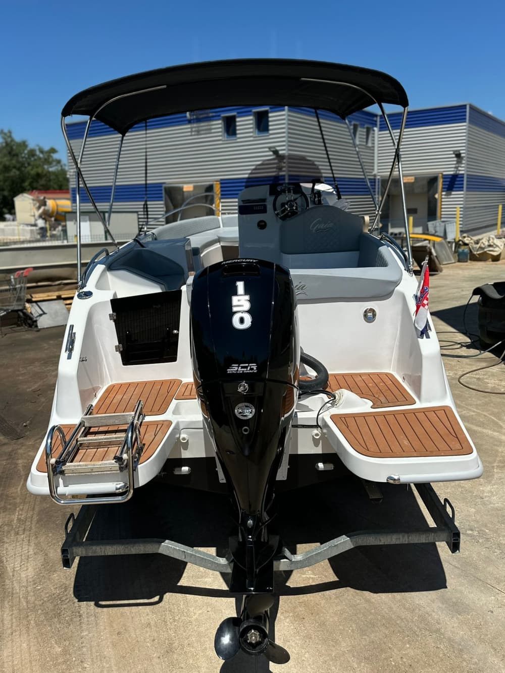 Utforska Porečs gömda vikarna på en motorbåt