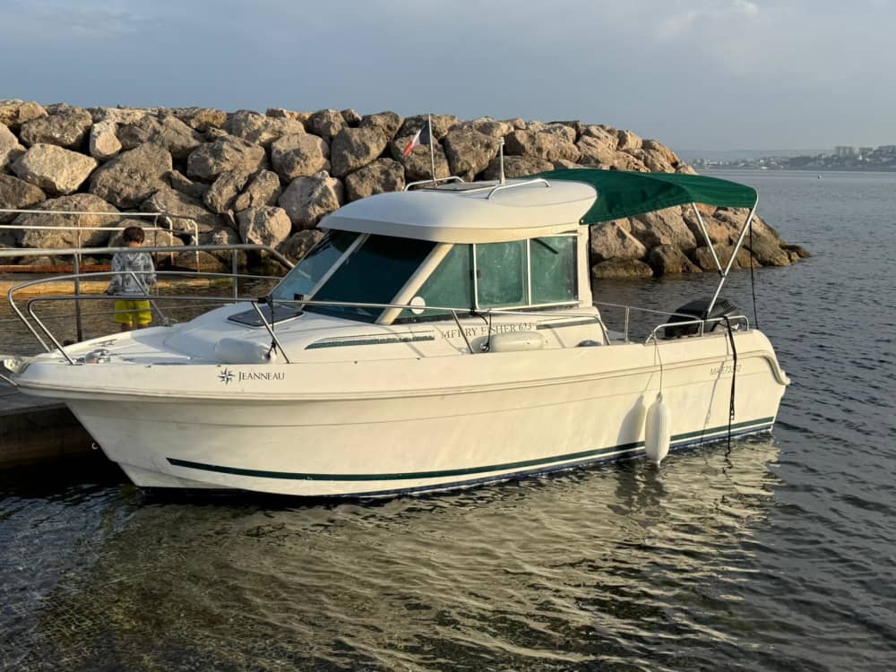 Votre journée à La Pointe-Rouge : Louez un bateau à moteur pour une journée complète de découverte
