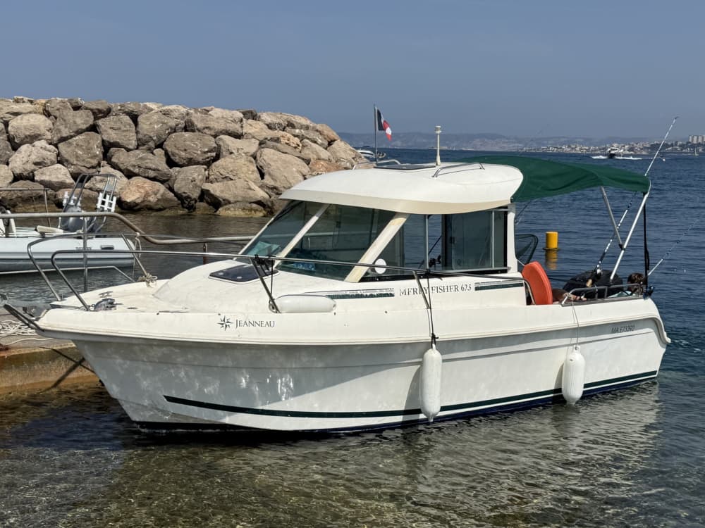 Votre journée à La Pointe-Rouge : Louez un bateau à moteur pour une journée complète de découverte