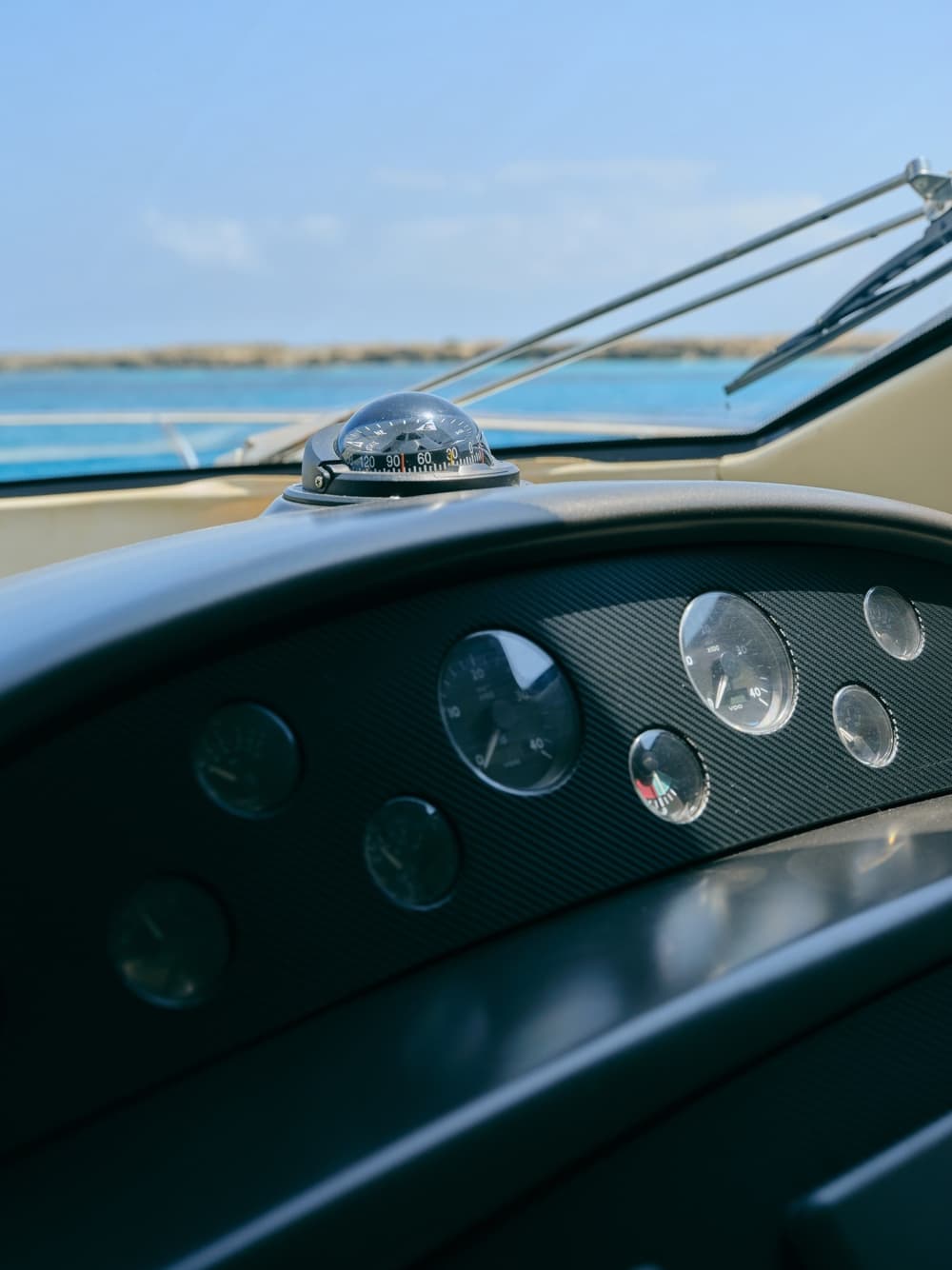 Genießen Sie den Luxus Ibizas mit einem ganztägigen Ausflug auf einer Motoryacht.