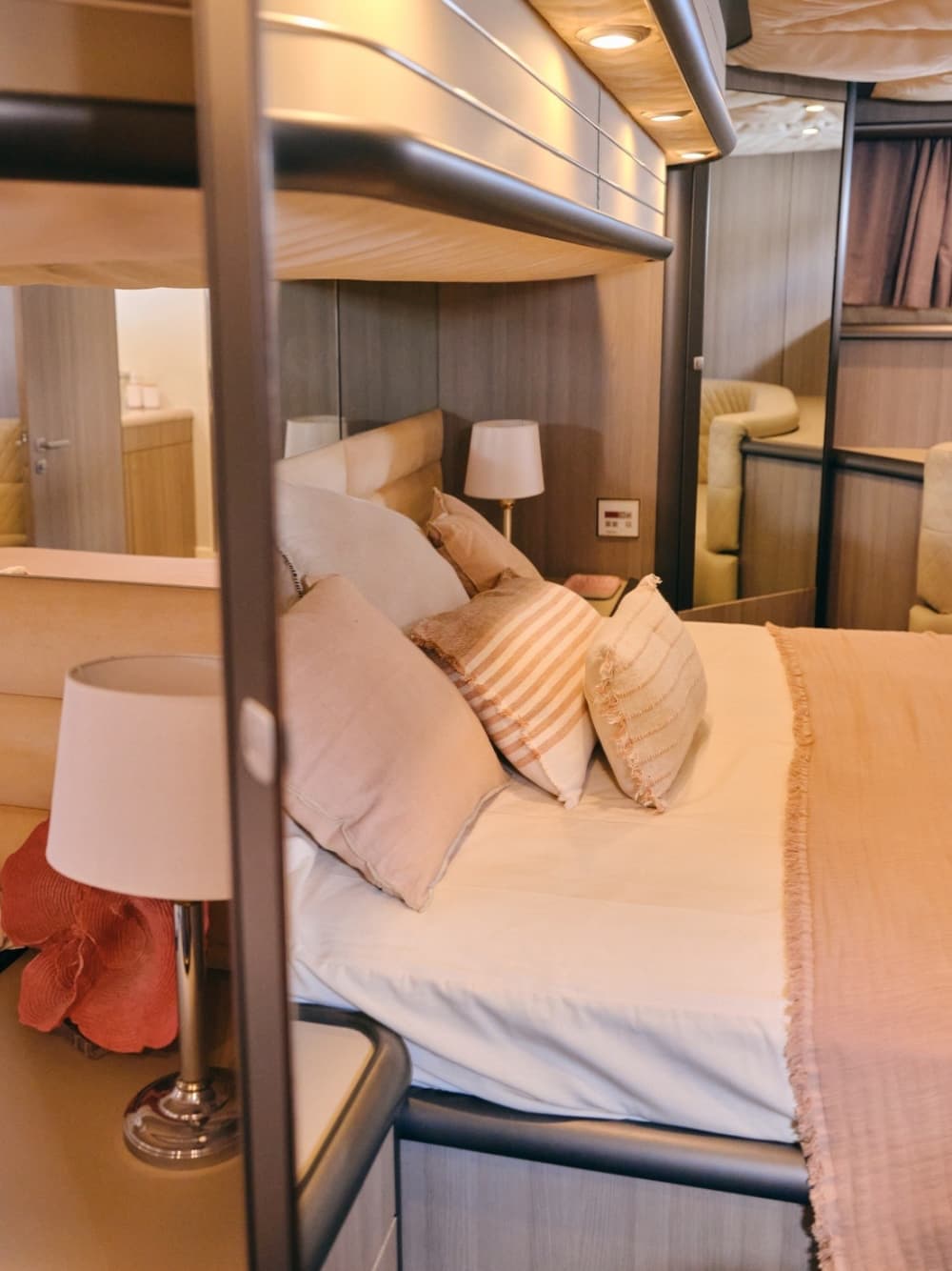 Genießen Sie den Luxus Ibizas mit einem ganztägigen Ausflug auf einer Motoryacht.