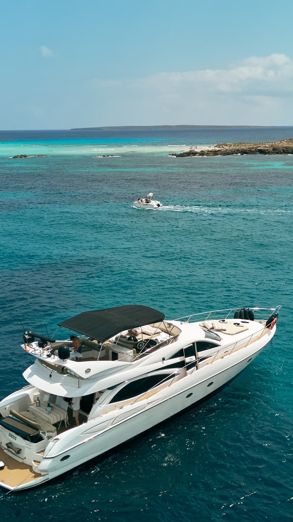 Genießen Sie den Luxus Ibizas mit einem ganztägigen Ausflug auf einer Motoryacht.