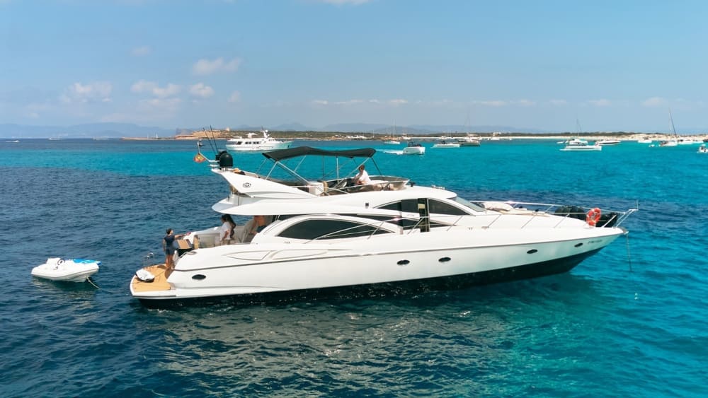 Genießen Sie den Luxus Ibizas mit einem ganztägigen Ausflug auf einer Motoryacht.