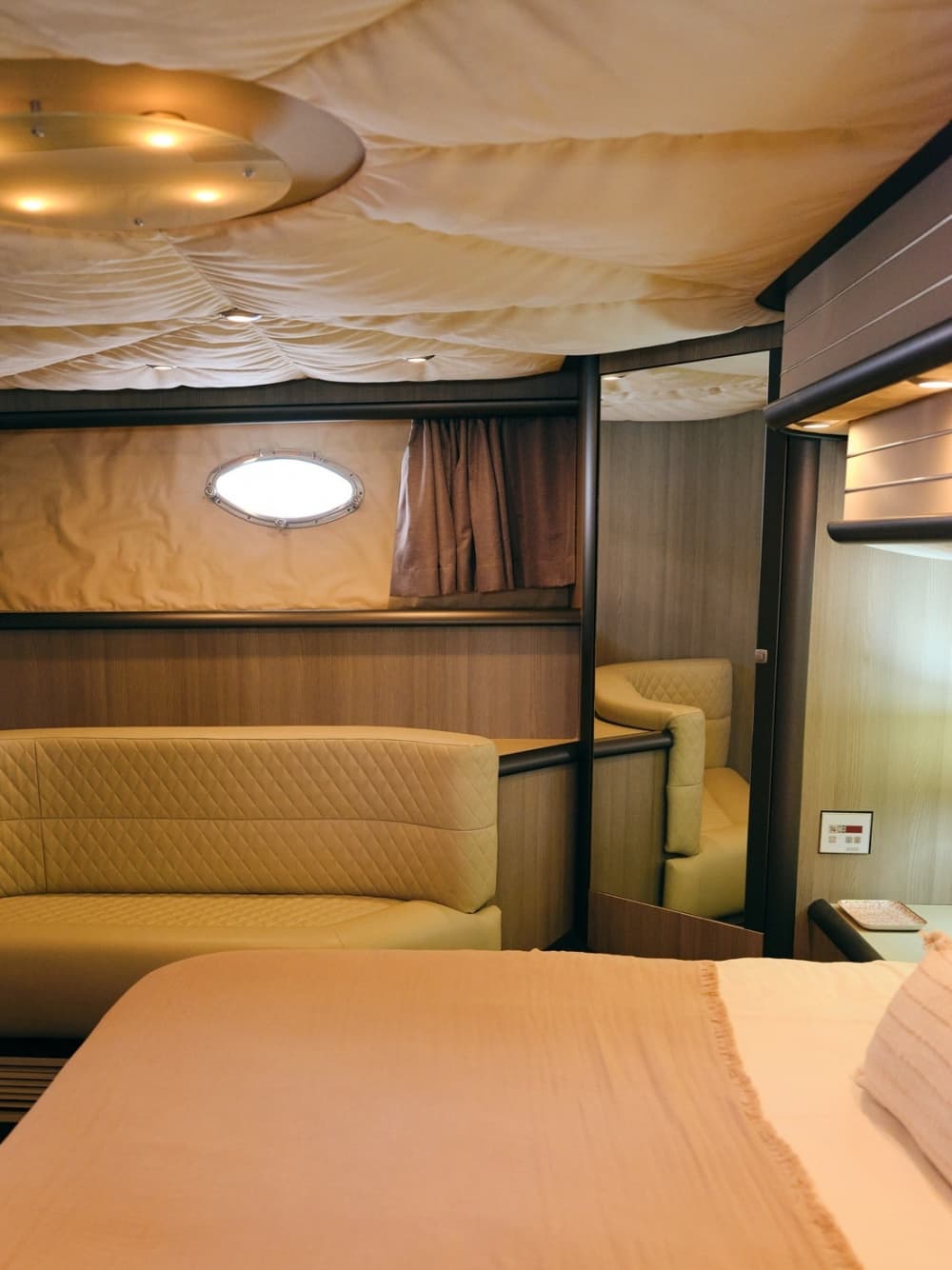 Genießen Sie den Luxus Ibizas mit einem ganztägigen Ausflug auf einer Motoryacht.