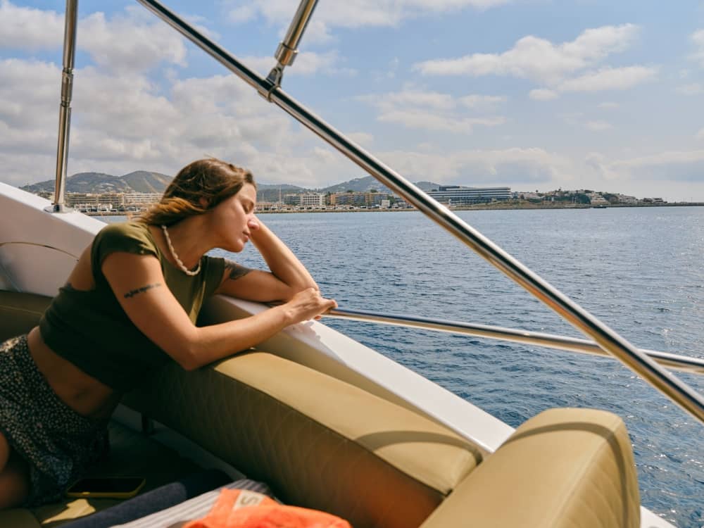 Genießen Sie den Luxus Ibizas mit einem ganztägigen Ausflug auf einer Motoryacht.