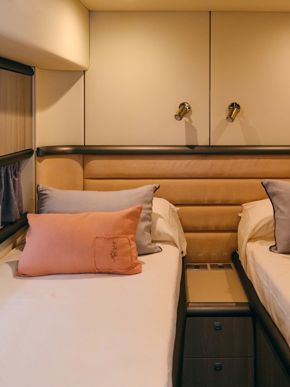 Genießen Sie den Luxus Ibizas mit einem ganztägigen Ausflug auf einer Motoryacht.