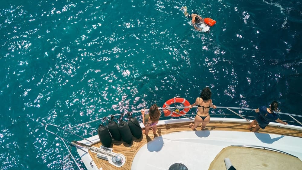 Genießen Sie den Luxus Ibizas mit einem ganztägigen Ausflug auf einer Motoryacht.