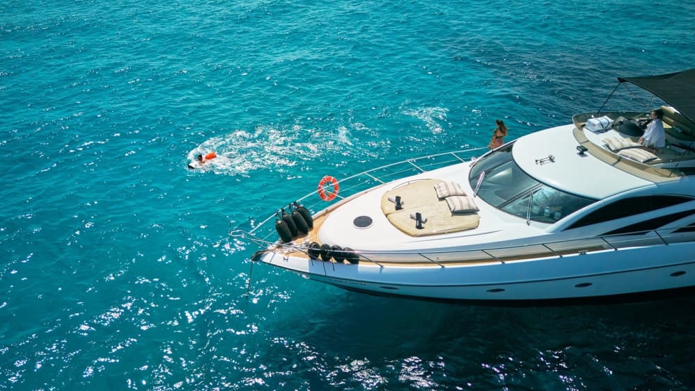 Genießen Sie den Luxus Ibizas mit einem ganztägigen Ausflug auf einer Motoryacht.
