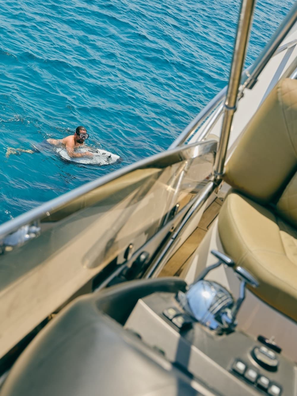 Genießen Sie den Luxus Ibizas mit einem ganztägigen Ausflug auf einer Motoryacht.