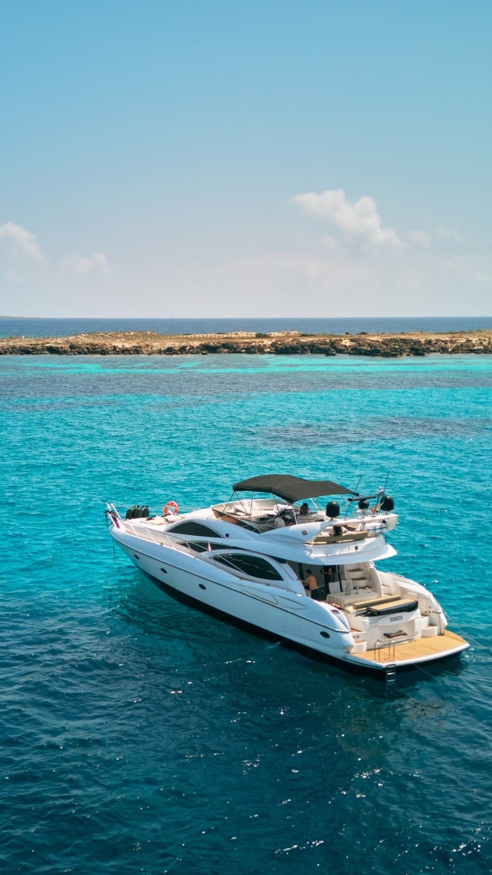 Genießen Sie den Luxus Ibizas mit einem ganztägigen Ausflug auf einer Motoryacht.