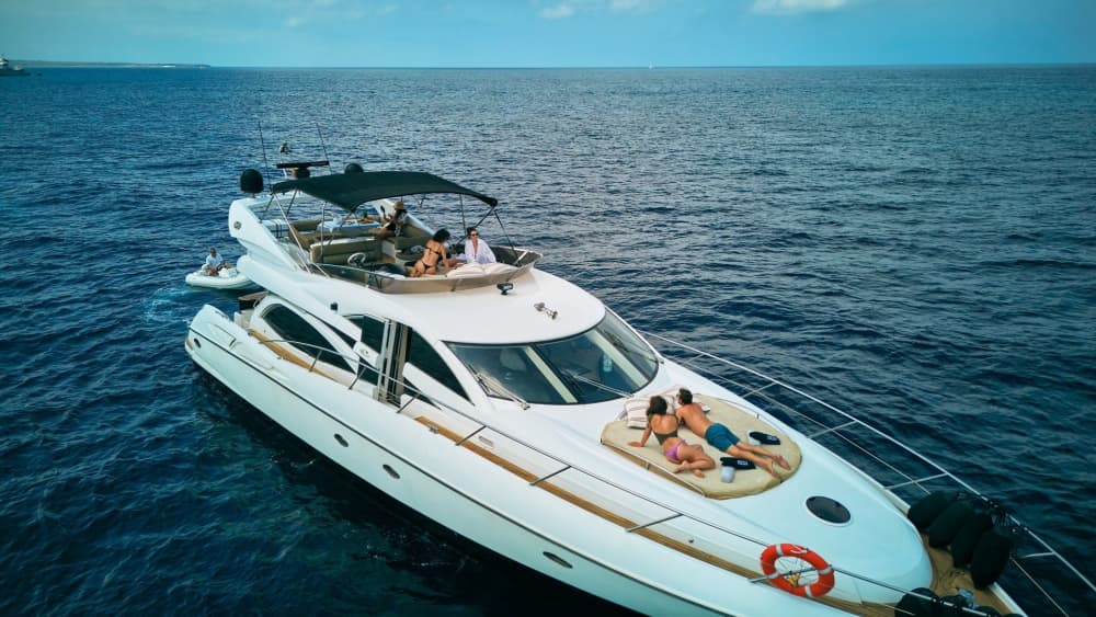 Genießen Sie den Luxus Ibizas mit einem ganztägigen Ausflug auf einer Motoryacht.