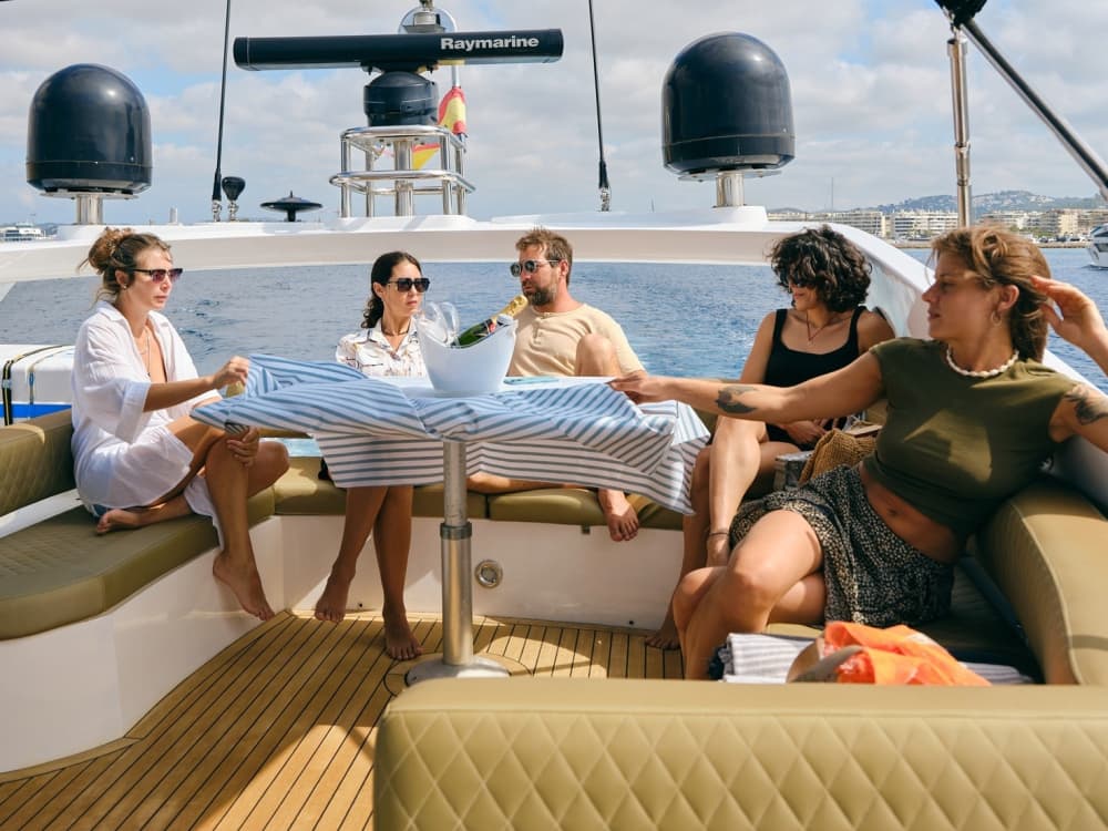 Genießen Sie den Luxus Ibizas mit einem ganztägigen Ausflug auf einer Motoryacht.