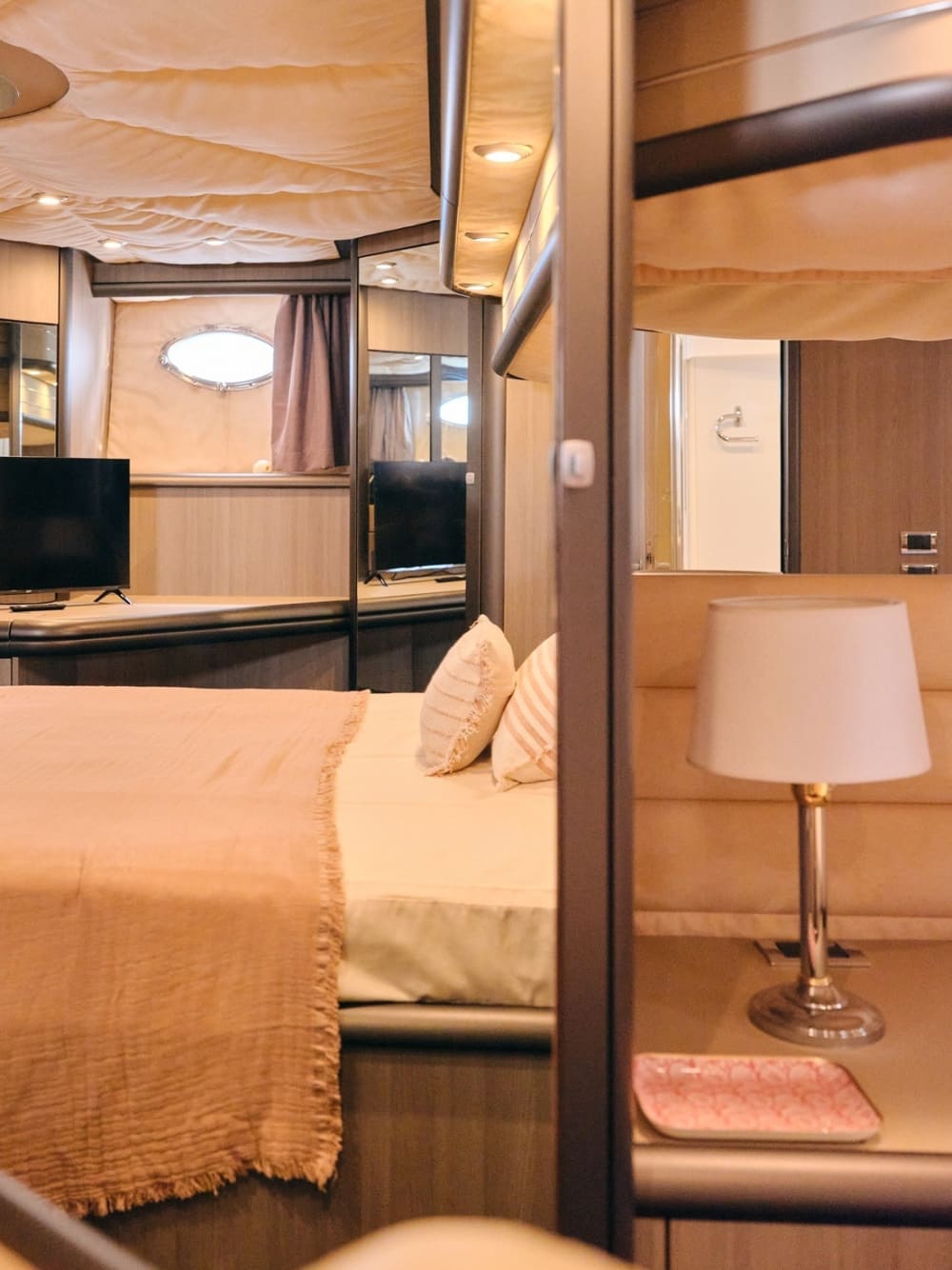 Genießen Sie den Luxus Ibizas mit einem ganztägigen Ausflug auf einer Motoryacht.