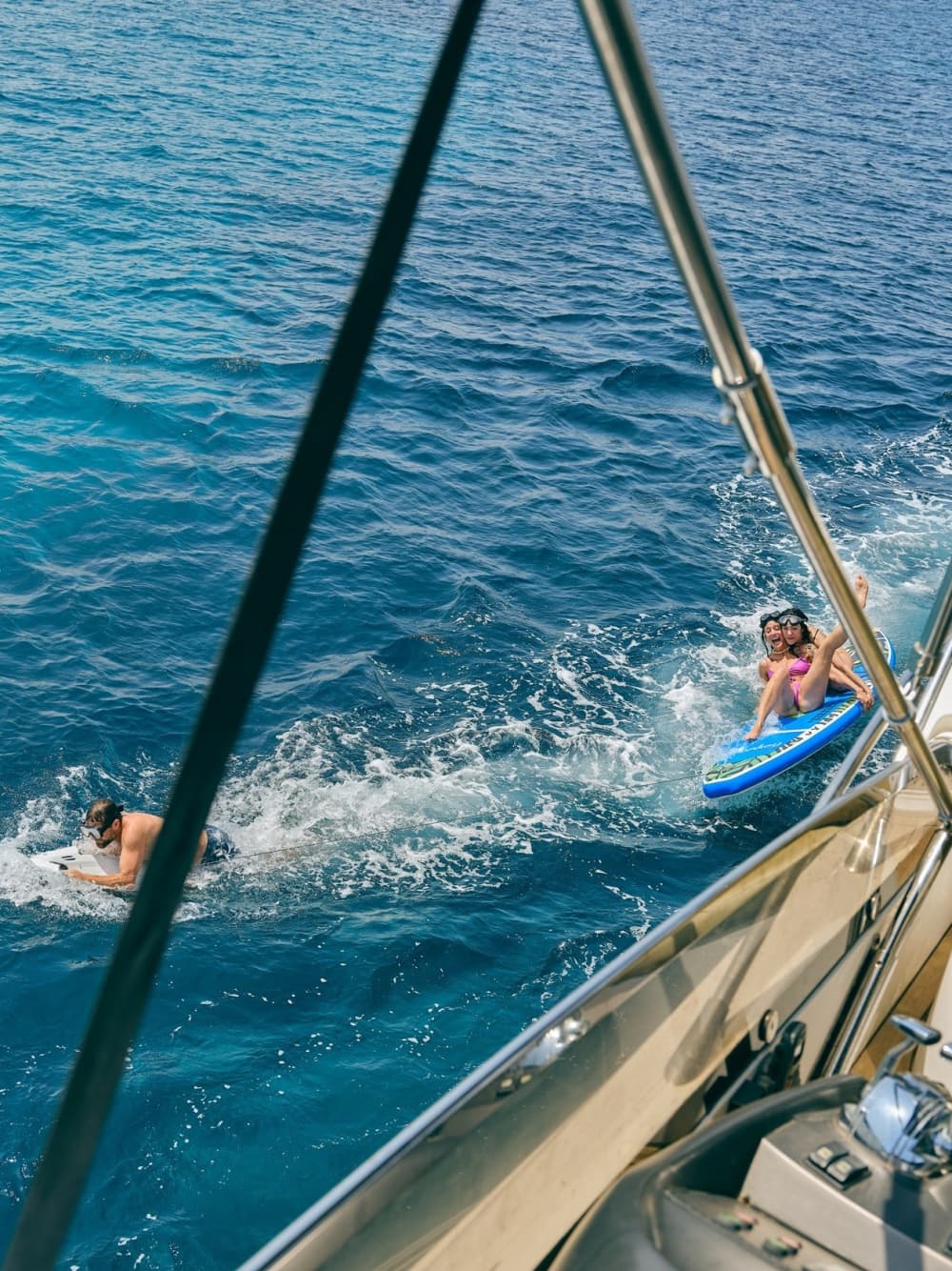 Genießen Sie den Luxus Ibizas mit einem ganztägigen Ausflug auf einer Motoryacht.