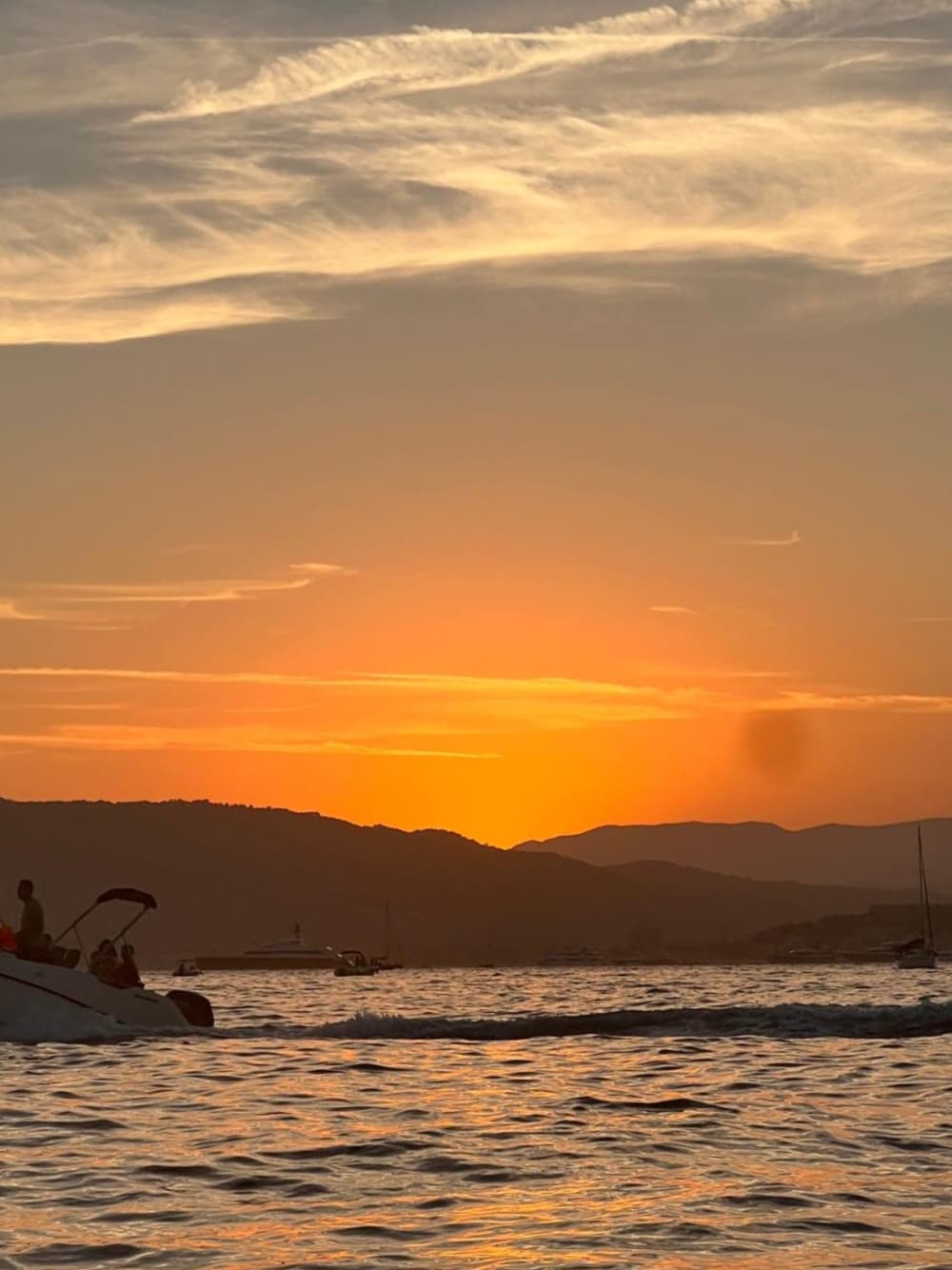An exceptional evening: set sail for a sparkling sunset between sky and sea