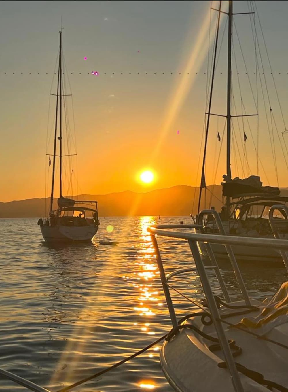 An exceptional evening: set sail for a sparkling sunset between sky and sea