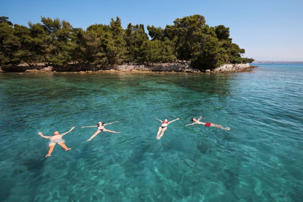 Tour privato in barca di mezza giornata: 3 isole da visitare con snorkeling