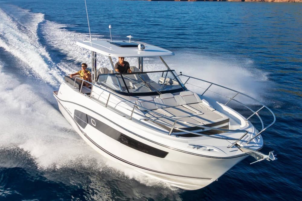 Private yacht tour with snorkeling, food and drinks. (Fuel included)