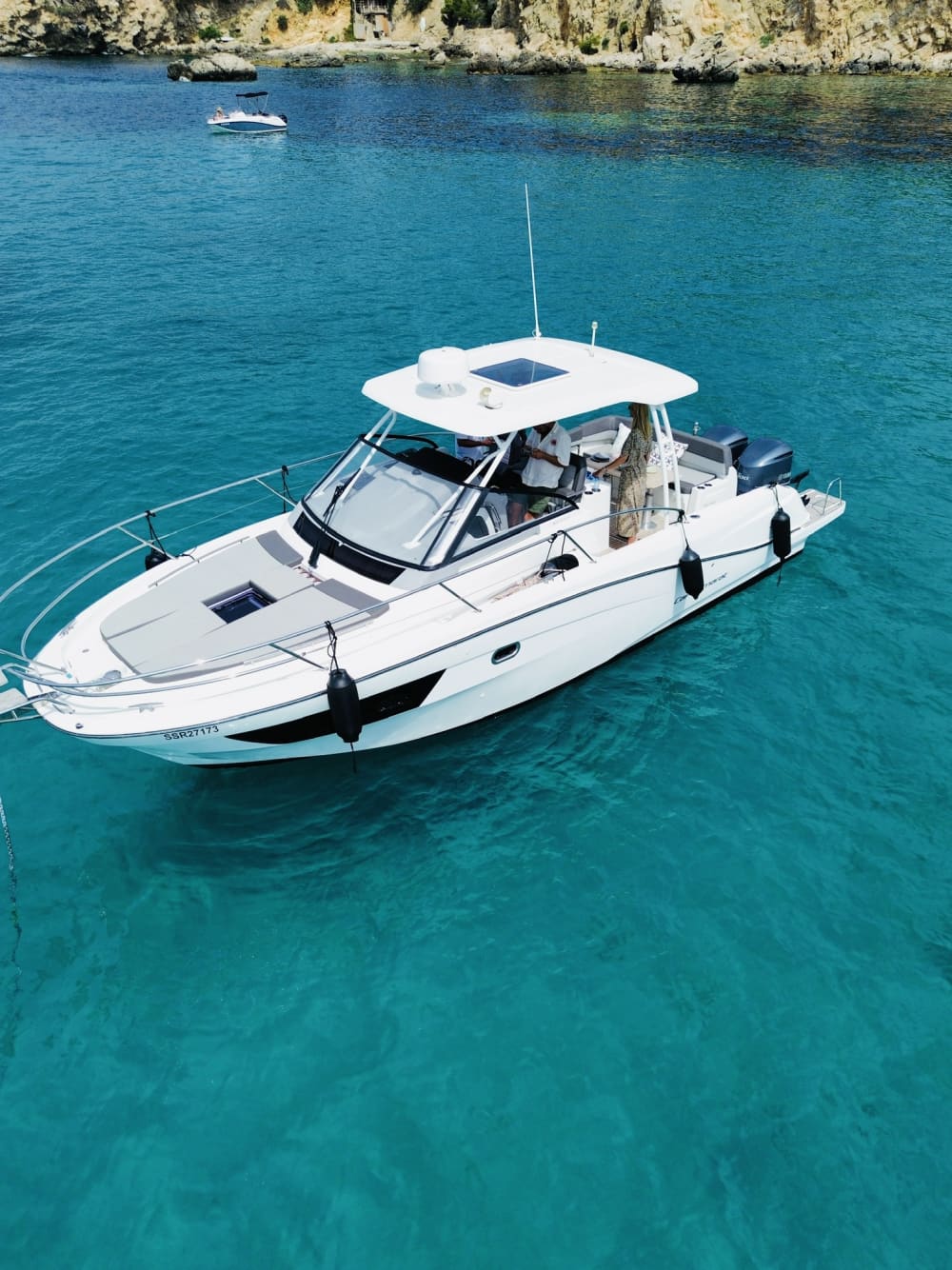 Private yacht tour with snorkeling, food and drinks. (Fuel included)