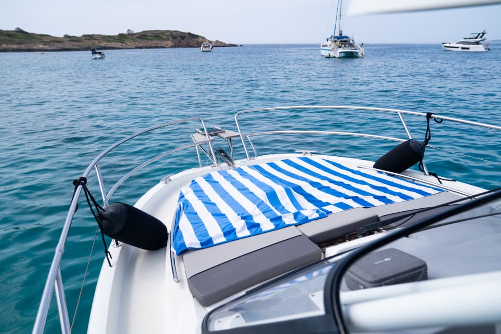 Private yacht tour with snorkeling, food and drinks. (Fuel included)