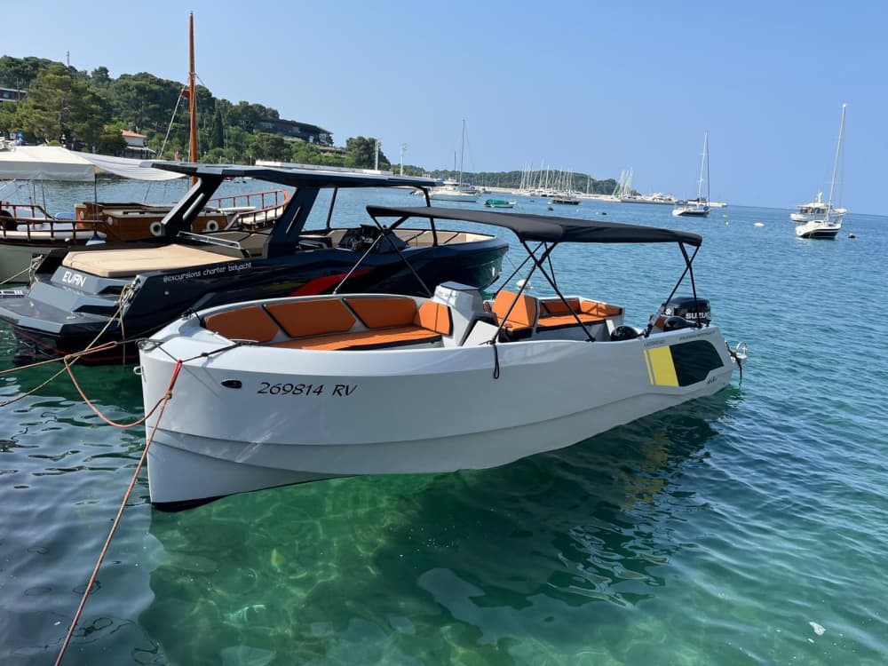 La tua barca a motore privata per una giornata nei dintorni di Rovigno