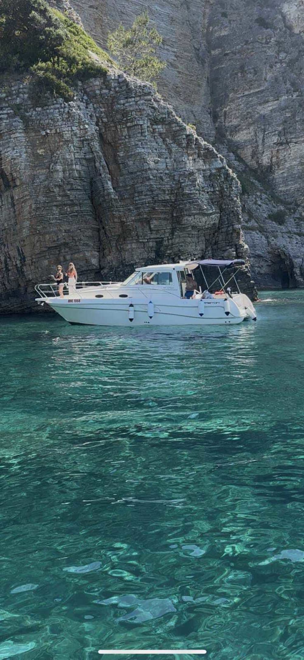 Ongeëvenaard uitzicht op Budva: een fantastische dag op een motorjacht