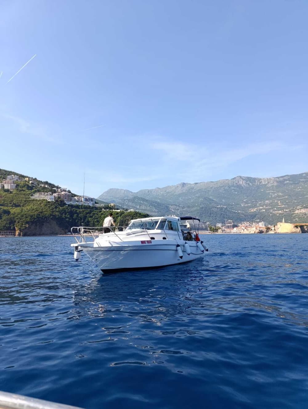 Ongeëvenaard uitzicht op Budva: een fantastische dag op een motorjacht