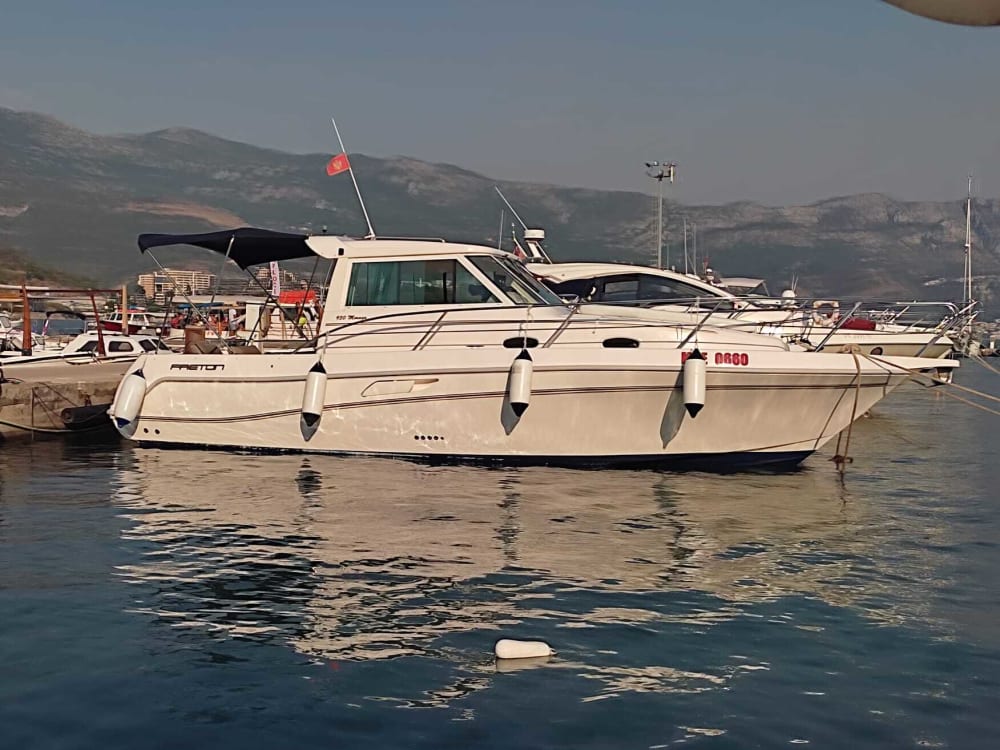 Ongeëvenaard uitzicht op Budva: een fantastische dag op een motorjacht