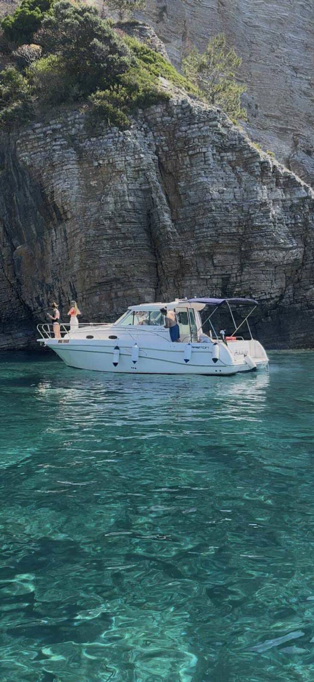 Ongeëvenaard uitzicht op Budva: een fantastische dag op een motorjacht