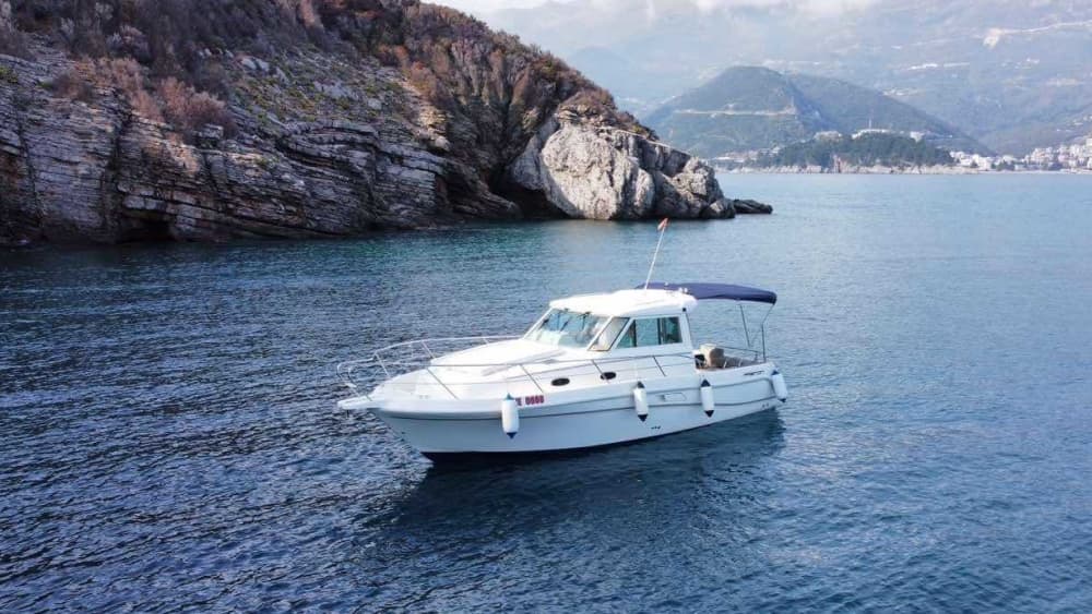 Ongeëvenaard uitzicht op Budva: een fantastische dag op een motorjacht