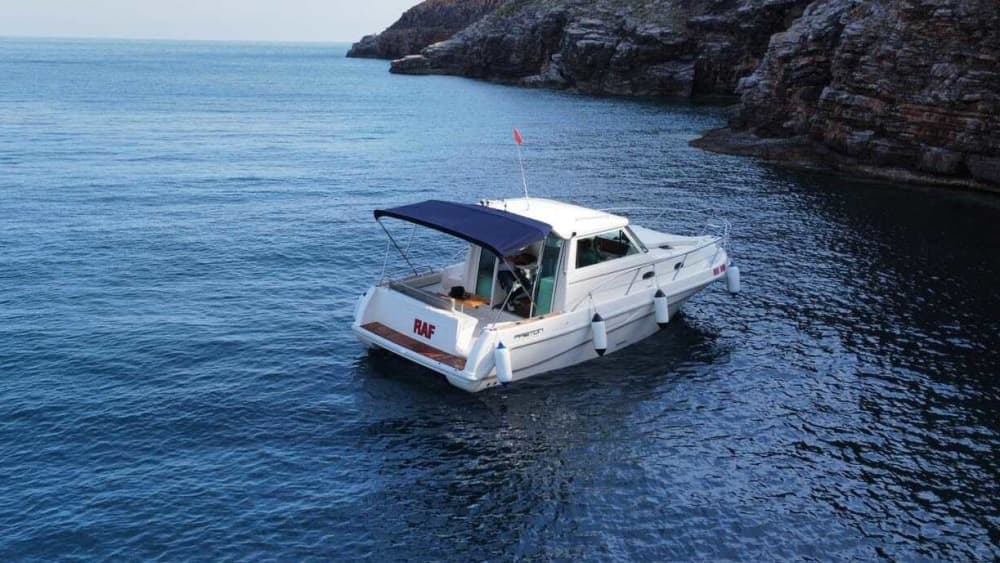 Ongeëvenaard uitzicht op Budva: een fantastische dag op een motorjacht