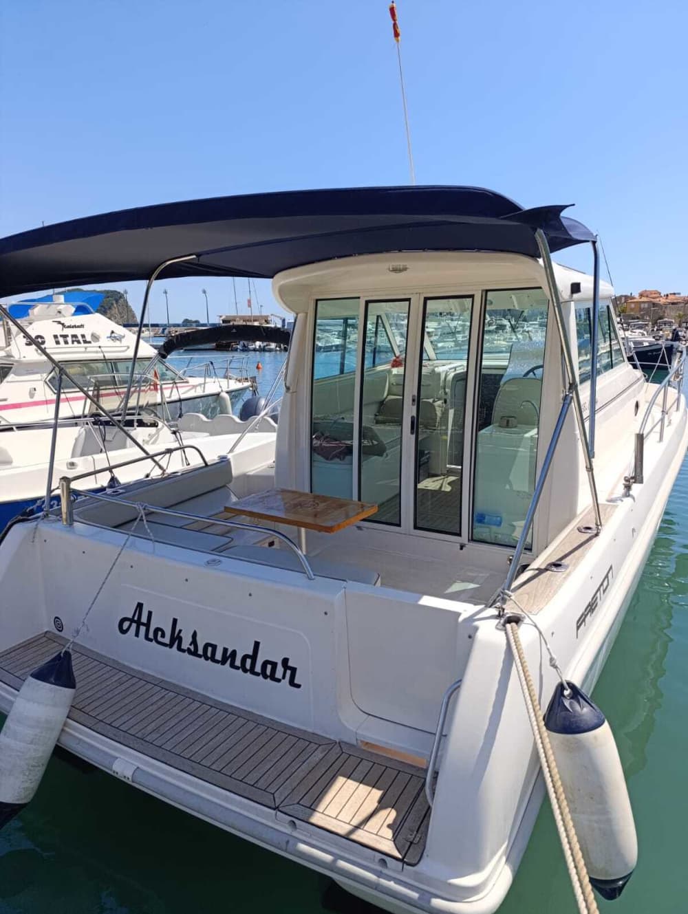 Ongeëvenaard uitzicht op Budva: een fantastische dag op een motorjacht