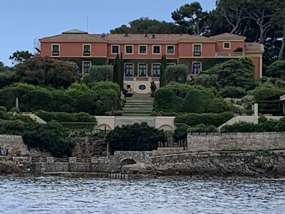 Day sailing between Nice and Monaco and local picnic